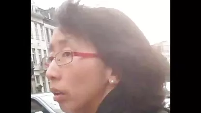 Chica muy delgada chupa polla coños peludos naturales y bebe cum