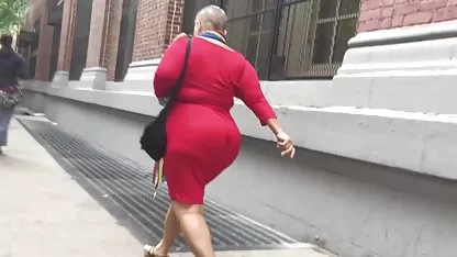 Al principio, el chico intenta moverse muy lentamente, para no quitarle la punta al bebé, y cuando ve que no comenzó de forma xxxcoñospeludos infantil, comienza a golpear su culo muy apretado.