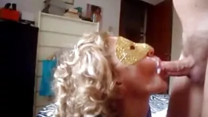 Hermosa pianista Sarah Plays en lencería tetas grandes coños peludos sexy masturbándose con coño