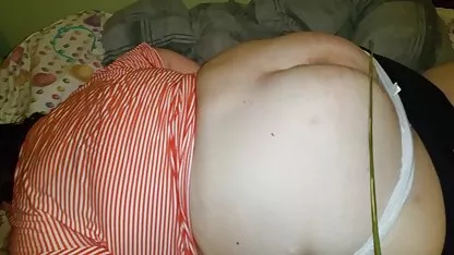 Lela coños peludos masturbandose Star dildos en su coño en el baño.