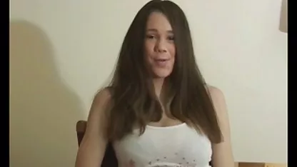 Linda rubia toma el video chocho peludo sol en la piscina y folla con un buen chico