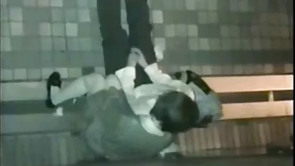 Apasionada lengua rubia tetona acaricia la polla gorda super coños peludos y se la follan