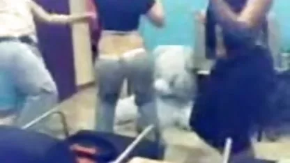 La guarra caliente Sandra Shine disfruta de coños ricos y peludos una masturbación traviesa y erótica