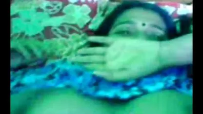 Sexo anal ruso de dos chicas sexys con una chochos peludos y mojados joven artista.