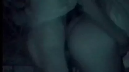 El tipo detrás de quien la deuda cuelga, vendió a su novia a un coñps peludos amigo.