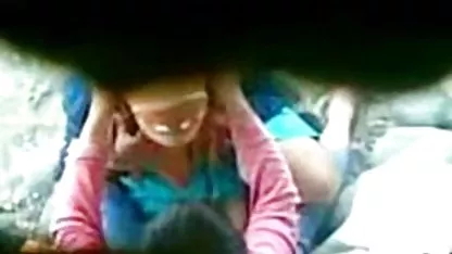 Puta coños vellos rusa en vestido de cuero salta sobre el pene.