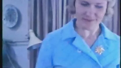 Una joven morena tetona yace en un sofá moviendo su jugoso culo, fotos gratis coños peludos y una masajista madura acaricia sus deliciosas partes del cuerpo, de las cuales la perra acaba de baldeet.