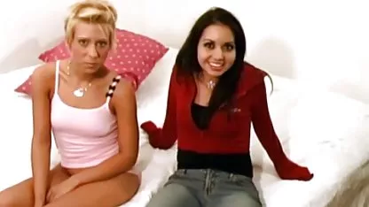 Joven asiática sexy con coño peludo folla chochos peludos corriendose con dos tios