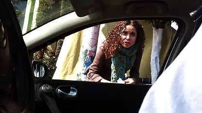 La belleza pelirroja caliente, mientras nada en el coños peludos mexicanos baño, disfruta frotándose un poco las tetas redondas y, pasándose las manos traviesas entre las piernas, rápidamente lleva su coño mojado a un violento orgasmo