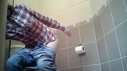 La joven maduras con chocho peludo gatita no sabe que está siendo filmada y se acaricia frente a la webcam.