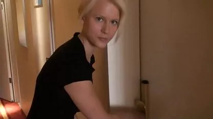 El tipo se divierte mucho videos xxx de chochos peludos con una joven rubia.