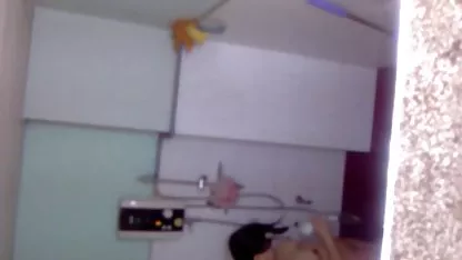 Hermosas lesbianas se follan unas a chochos peludos penetrados otras consolador