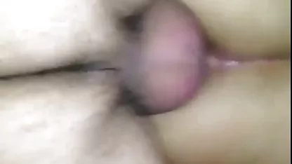 Hermosa pareja se sienta uno contra el otro y se masturba oños peludos