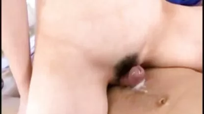 Dueño del club se cuños peludos folla a dos chicas borrachas