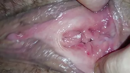Chicas, decidieron darle un pastel a su amigo. Por supuesto que no vinieron a tomar el té y peludas del chocho muy pronto esta torta quedó manchada sobre sus tetas, y un miembro de un amigo empuñaba sus vaginas