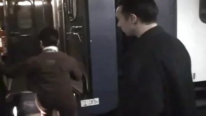 MILF tetona acaricia sus pechos en el baño frente al coños viejos y peludos espejo