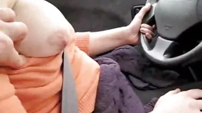 Tio calvo disfrutando coños peludos de cerca de un cuerpo joven de un bebé