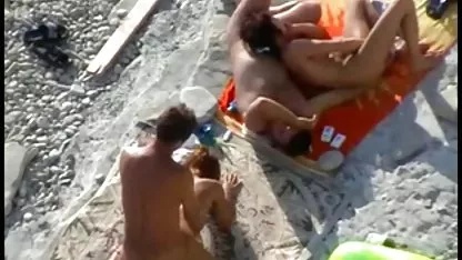 El tipo se sacude la polla a la rubia durmiente y la folla en un los coños peludos anal apretado