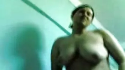 Amigo folla prostituta tetona e inserta dólares en sexo peludo xxx sus medias negras