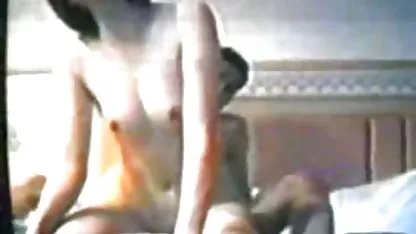 Joven coños peludos japonesas rubia delgada chupa una enorme polla y salta encima de él