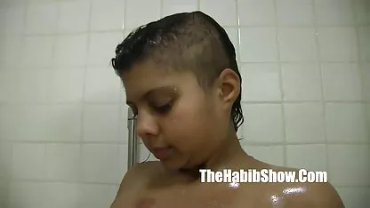 Latina Evie juega con sus grandes tetas. coños peludos de peruanas