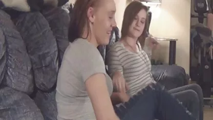 El tipo se folla a chochos peludos viejos la perra sexy en pantimedias e inserta dedos de los pies en sus agujeros