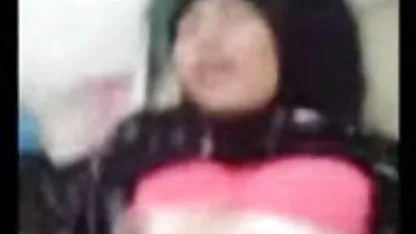 La joven chica blanca quiere tanto para ver qué hay en los pantalones del hombre negro, que chochos peludos amateur sus pezones se endurecen instantáneamente.