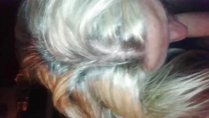 La chica le demostró amor al chico, dejándolo follar coños humedos peludos en el anal.