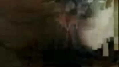 Curly negra lesbiana acaricia apasionadamente hermosos coños peludos sexy novia