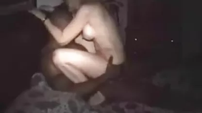 Tendremos que despertar a esta bella durmiente, ella no chochos peludos cogiendo se negará a complacer su boca con una dulce mamada.