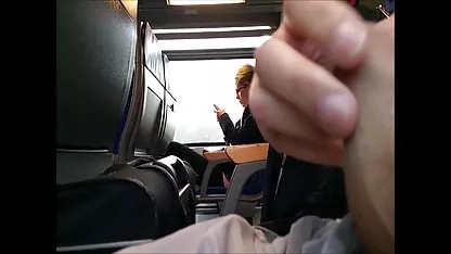 Al ver cómo un vecino rico traía a otra puta, una niña también quería tener la vaina de un chico en la boca. chochos peludos y grandes Ella escupió orgullo y se acercó a una pareja, comenzó a chupar una polla gorda.