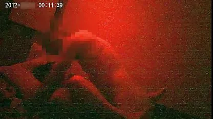 Tres testigos al novio follan a la hermosa nena en coños peludos calientes todos los agujeros.