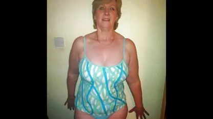 Joven rubia folla en la ducha con un viejo y chochos peludos y gordos lujurioso abuelo