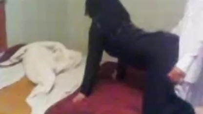 Rubia esbelta se complace con su gran chochos peludos pelirrojos polla y se la folla