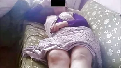 Perra se sentó el coño en tetas grandes coños peludos la boca del amante de su madre