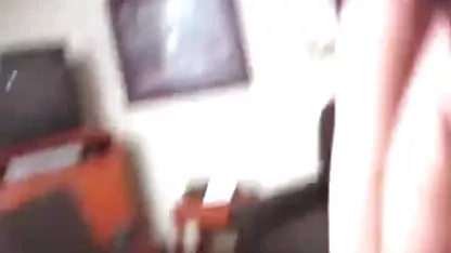 Dos machos lujuriosos se follan a una chica sexy en chochos muy peludos anal durante la cena