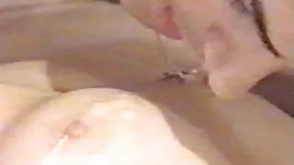 Sexy babe gime de cunnilingus y folla con mujeres con el sexo velludo un chico ruso