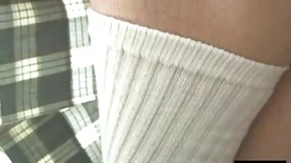 Hermosa chochos muy peludos morena en medias obtiene semen en su cara