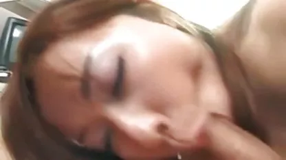 Ella se arrodilla, agarra su fotos de chochos peludas polla y la pone en su boca.