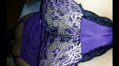 Puta bronceada se folla a su amiga chocho peludo casero y le gusta.