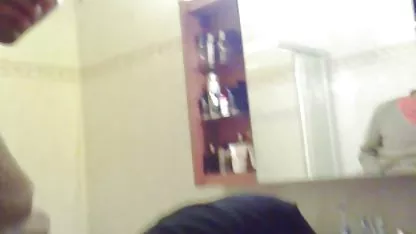 Negrite con un gran culo coños abiertos y peludos monta en el consolador
