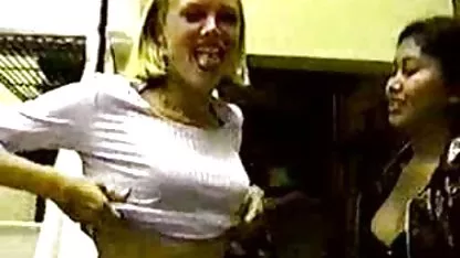 Trio barbudo trío trío con dos japonesas coños peludos puntas sexy