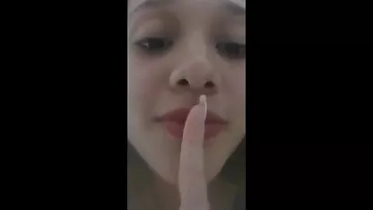 Rubia apasionada lesbiana lame el coño de una coñitos peludas joven morena