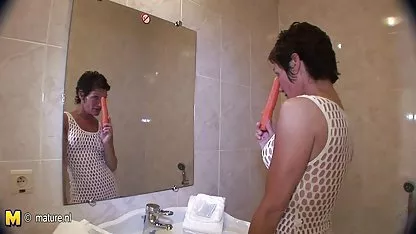 Jóvenes estudiantes delgados follan en casa en lugar chochos sin afeitar de clases en el liceo