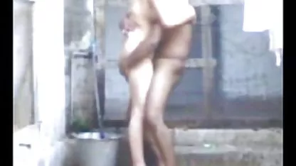 Bonita morena es coñospeludas follada por la chimenea