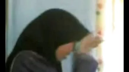 El chico le da una correa a su novia y luego ella come de su tazón. lo pone muy coños peludos orinando emocionado y furiosamente comienza a follarla