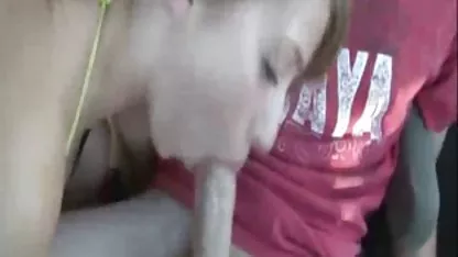 Chico se folla a una joven rubia sexy en todos los agujeros y se corre en coños peludos masturbandose su boca