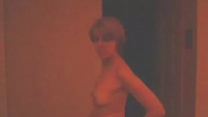 Niña lesbianas coños peludos criada en la mamada en la calle.