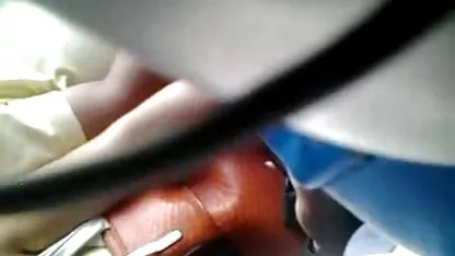 Perra tetona sabe cómo coñosbelludos satisfacer su lujuria