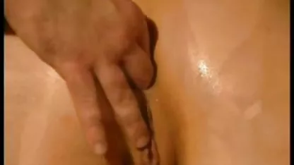 Dos videos caseros peludos morenas apasionadas se llevaron a un sexy negro y lo follaron.